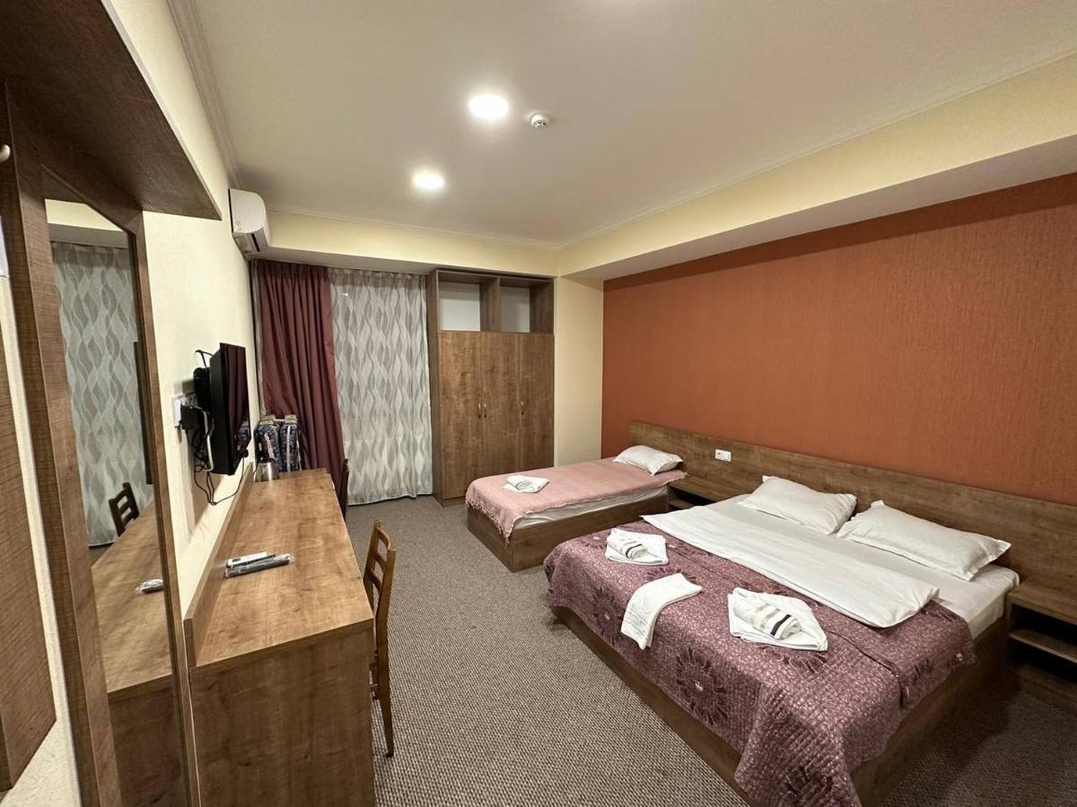 5 Rooms Near 300 Aragveli Metro Station 트빌리시 외부 사진