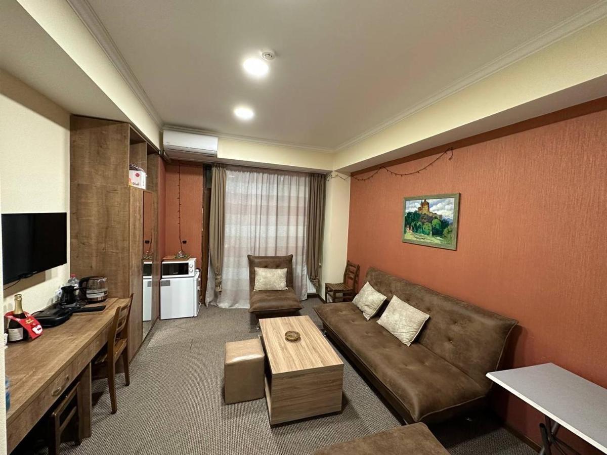 5 Rooms Near 300 Aragveli Metro Station 트빌리시 외부 사진