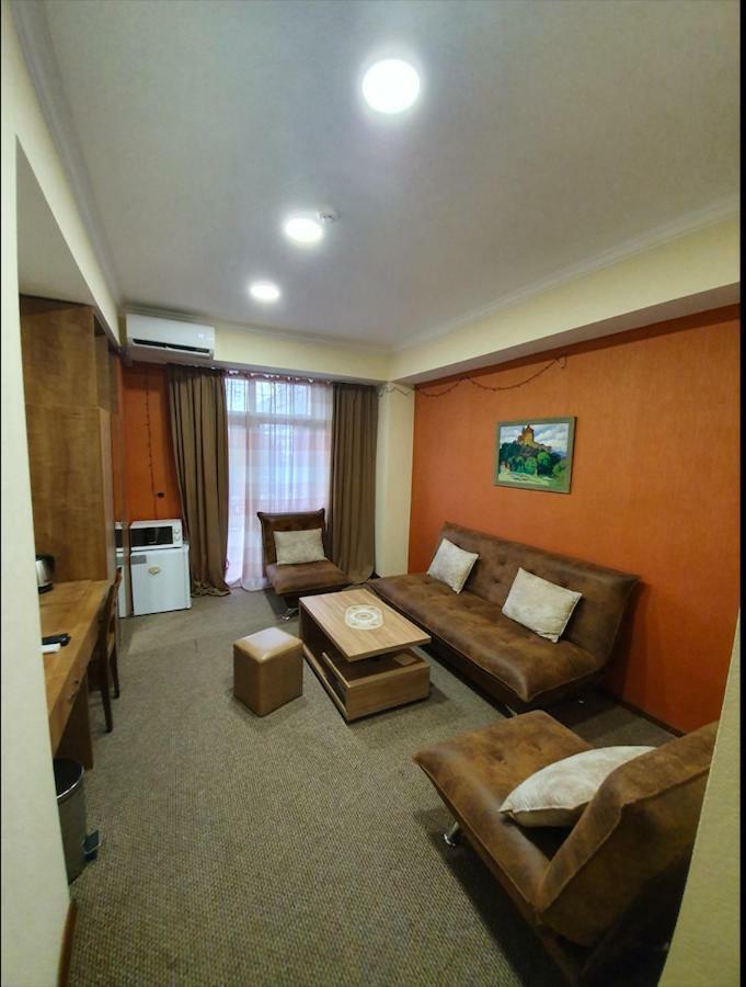 5 Rooms Near 300 Aragveli Metro Station 트빌리시 외부 사진